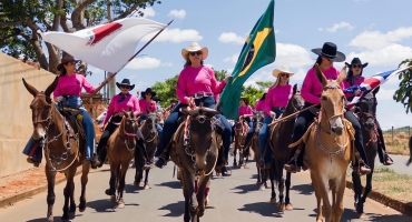 Casa da Amizade de Lagoa Formosa realiza a 1ª Cavalgada do Batom Casa da Amizade de Lagoa Formosa realiza a 1ª Cavalgada do Batom