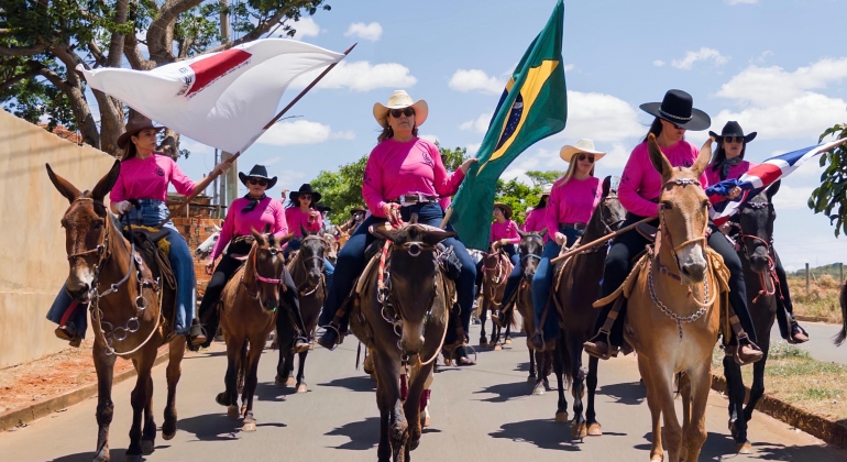 Casa da Amizade de Lagoa Formosa realiza a 1ª Cavalgada do Batom Casa da Amizade de Lagoa Formosa realiza a 1ª Cavalgada do Batom