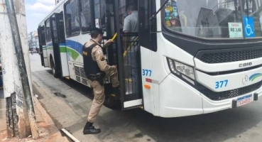 Motorista de ônibus de transporte coletivo é agredido com pauladas por grupo de estudantes na cidade de Patos de Minas Motorista de ônibus de transporte coletivo é agredido com pauladas por grupo de estudantes na cidade de Patos de Minas