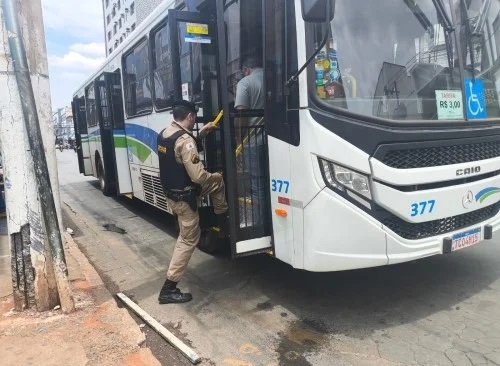 Motorista de ônibus de transporte coletivo é agredido com pauladas por grupo de estudantes na cidade de Patos de Minas