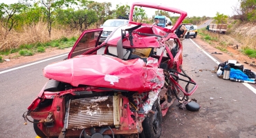 Abadia dos Dourados - Motorista fica em estado gravíssimo após acidente na MG-190 Abadia dos Dourados - Motorista fica em estado gravíssimo após acidente na MG-190