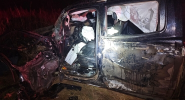 Motorista fica preso às ferragens após acidente envolvendo caminhonete e carreta na BR 365; no Trevo de Santana de Patos Motorista fica preso às ferragens após acidente envolvendo caminhonete e carreta na BR 365; no Trevo de Santana de Patos