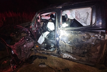 Motorista fica preso às ferragens após acidente envolvendo caminhonete e carreta na BR 365; no Trevo de Santana de Patos 