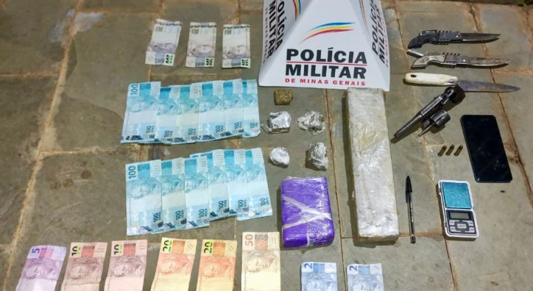 Homem é preso por tráfico de drogas e porte ilegal de arma de fogo na cidade de Patos de Minas Homem é preso por tráfico de drogas e porte ilegal de arma de fogo na cidade de Patos de Minas