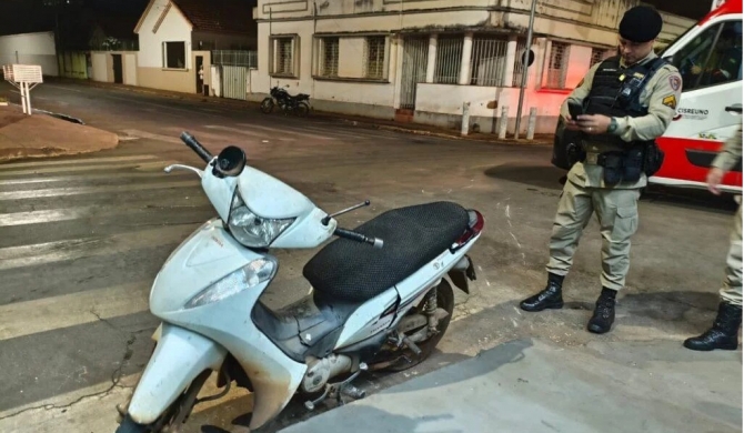 Motociclistas que transitavam na contramão em Patos de Minas são atingidas por automóvel e ficam feridas 