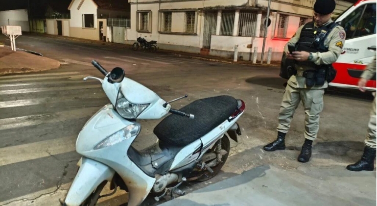 Motociclistas que transitavam na contramão em Patos de Minas são atingidas por automóvel e ficam feridas Motociclistas que transitavam na contramão em Patos de Minas são atingidas por automóvel e ficam feridas