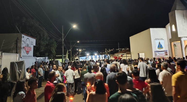 Multidão de fiéis participa de missa e procissão em comemoração ao Dia de Nossa Senhora Aparecida; em Lagoa Formosa 
