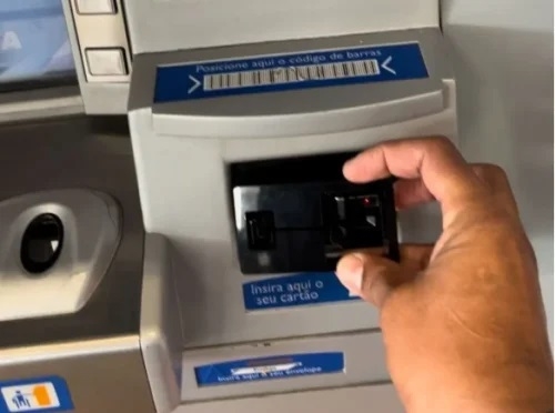 Indivíduo furta cartão de cliente em agência bancária e gasta quase R$ 8 mil em compras; em Patos de Minas