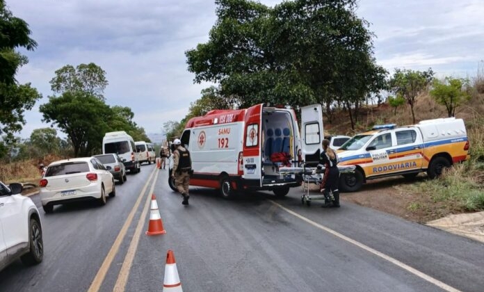 Carmo do Paranaíba – Caminhão tomba na BR-354 e duas pessoas ficam feridas Carmo do Paranaíba – Caminhão tomba na BR-354 e duas pessoas ficam feridas