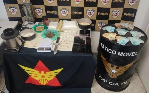 Patrocínio - Polícia desmantela laboratório de drogas e prende mulher com R$ 100 mil em cocaína Patrocínio - Polícia desmantela laboratório de drogas e prende mulher com R$ 100 mil em cocaína