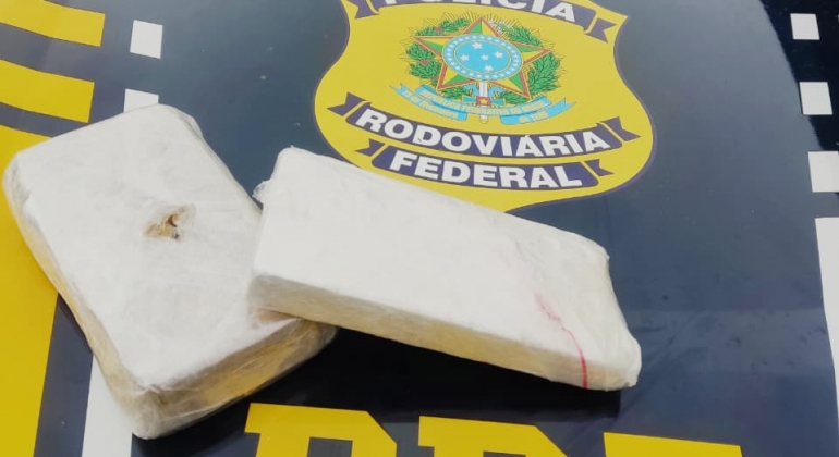 Polícia Rodoviária Federal prende jovem de 18 anos com grande quantidade de cocaína em Patos de Minas Polícia Rodoviária Federal prende jovem de 18 anos com grande quantidade de cocaína em Patos de Minas