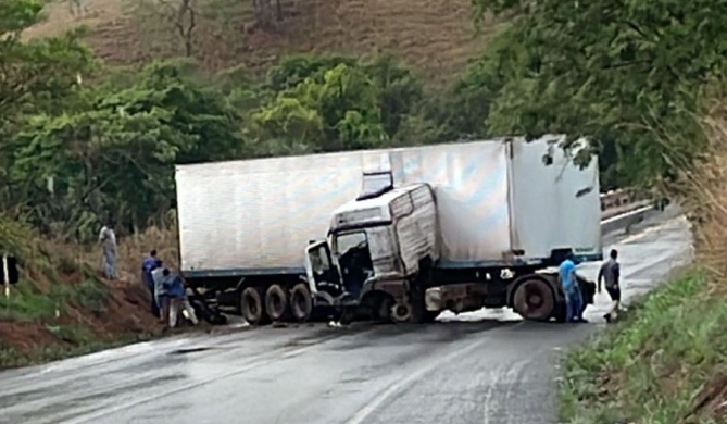 Colisão lateral entre carreta e caminhão interdita BR-354 na ponte sobre o Córrego Fundo em Lagoa Formosa