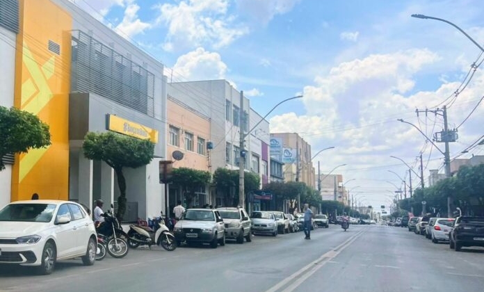 Carmo do Paranaíba – Polícia Militar prende dois homens por ameaça e desacato em agência bancária