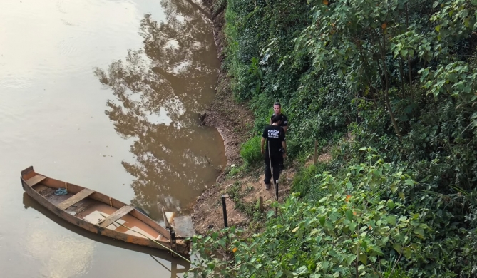 Crânios e outros restos mortais humanos são encontrados dentro de saco no Rio Paranaíba; em Patos de Minas
