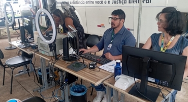 Eleitores mineiros podem ser atendidos em qualquer cartório eleitoral de Minas Gerais Eleitores mineiros podem ser atendidos em qualquer cartório eleitoral de Minas Gerais