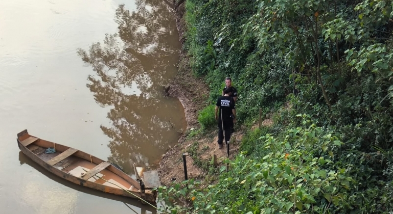 Patos de Minas - Corpo de Bombeiros encontra novas partes de ossadas que podem ser humanas no Rio Paranaíba