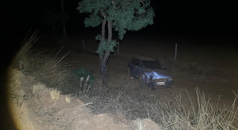 Tiros - Idoso fica ferido após carro sair da pista e bater em árvore na MGC-352 Tiros - Idoso fica ferido após carro sair da pista e bater em árvore na MGC-352