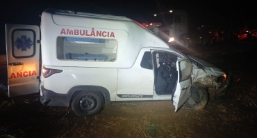Coromandel - Ambulância da Prefeitura do município colide na traseira de caminhonete na MG-188 e paciente sofre ferimentos  Coromandel - Ambulância da Prefeitura do município colide na traseira de caminhonete na MG-188 e paciente sofre ferimentos
