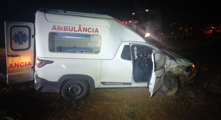 Coromandel - Ambulância da Prefeitura do município colide na traseira de caminhonete na MG-188 e paciente sofre ferimentos Coromandel - Ambulância da Prefeitura do município colide na traseira de caminhonete na MG-188 e paciente sofre ferimentos