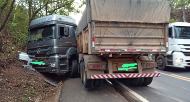 Condutor de caminhão com sintomas de embriaguez provoca acidente na MGC-354, em Patos de Minas