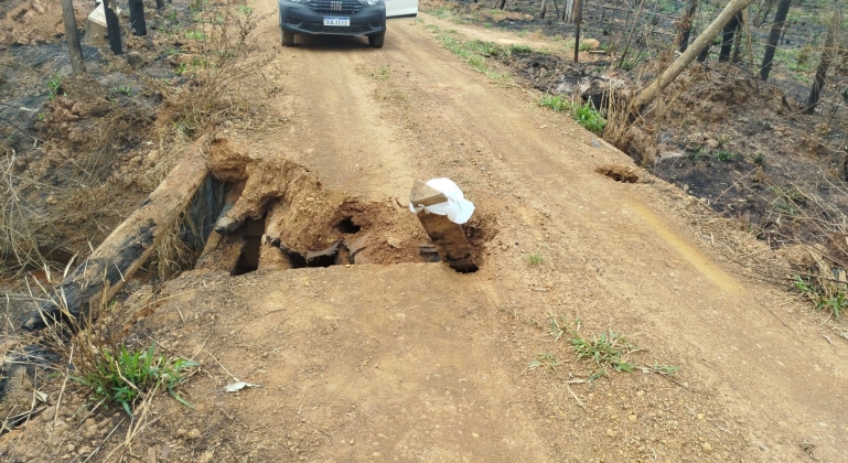 Prefeitura de Lagoa Formosa trabalha para recuperar ponte danificada por queimada na região de Capivara Prefeitura de Lagoa Formosa trabalha para recuperar ponte danificada por queimada na região de Capivara