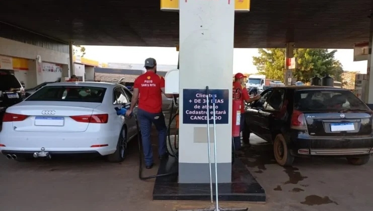 Petrobras reduz preço da gasolina em 4,9% a partir de terça-feira (21) Petrobras reduz preço da gasolina em 4,9% a partir de terça-feira (21)