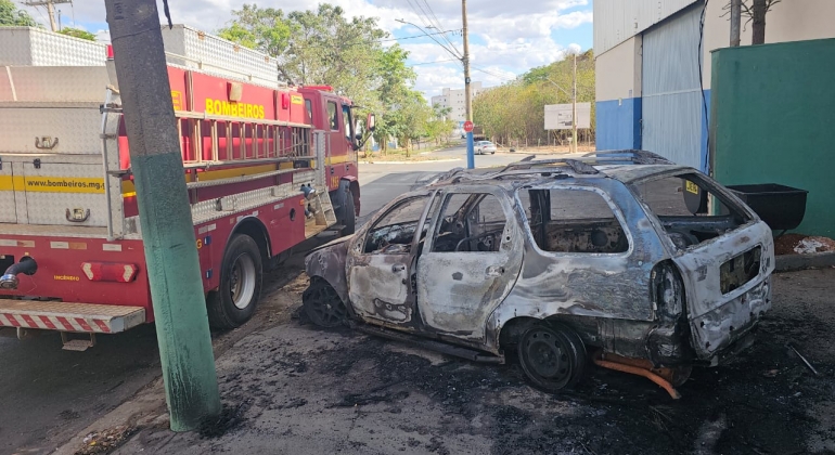 Veículo pega fogo na Avenida Tancredo Neves em Patos de Minas e fica completamente destruído Veículo pega fogo na Avenida Tancredo Neves em Patos de Minas e fica completamente destruído