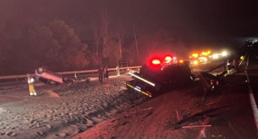 Motorista morre e casal fica ferido em tombamento de caminhão na BR-262