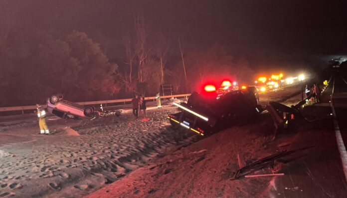 Motorista morre e casal fica ferido em tombamento de caminhão na BR-262 Motorista morre e casal fica ferido em tombamento de caminhão na BR-262