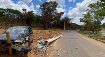 Carmo do Paranaíba – Motorista abandona carro após derrubar poste em acidente na estrada do Soares