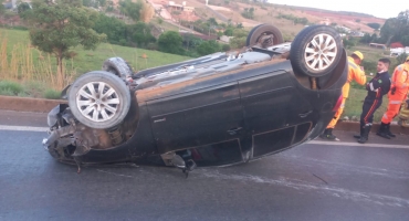 Condutora embriagada capota veículo na BR-354 no município de Patos de Minas 