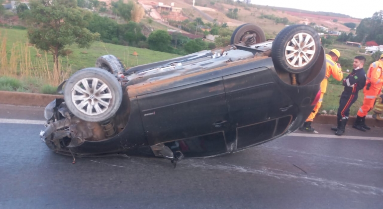 Condutora embriagada capota veículo na BR-354 no município de Patos de Minas  Condutora embriagada capota veículo na BR-354 no município de Patos de Minas