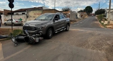 Patos de Minas - Motociclista avança parada obrigatória e fica ferido em acidente; no bairro Nova Floresta