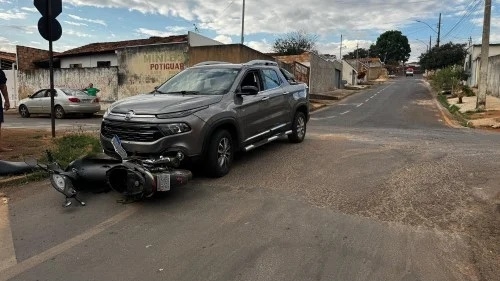 Patos de Minas - Motociclista avança parada obrigatória e fica ferido em acidente; no bairro Nova Floresta Patos de Minas - Motociclista avança parada obrigatória e fica ferido em acidente; no bairro Nova Floresta