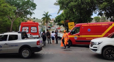 Patos de Minas - Veículo capota após colisão com caminhão na Avenida JK