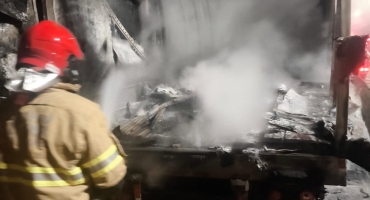 Patos de Minas - Carreta abandonada no bairro Planalto pega fogo e mobiliza Corpo de Bombeiros 