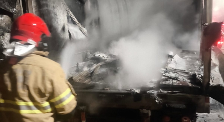 Patos de Minas - Carreta abandonada no bairro Planalto pega fogo e mobiliza Corpo de Bombeiros 