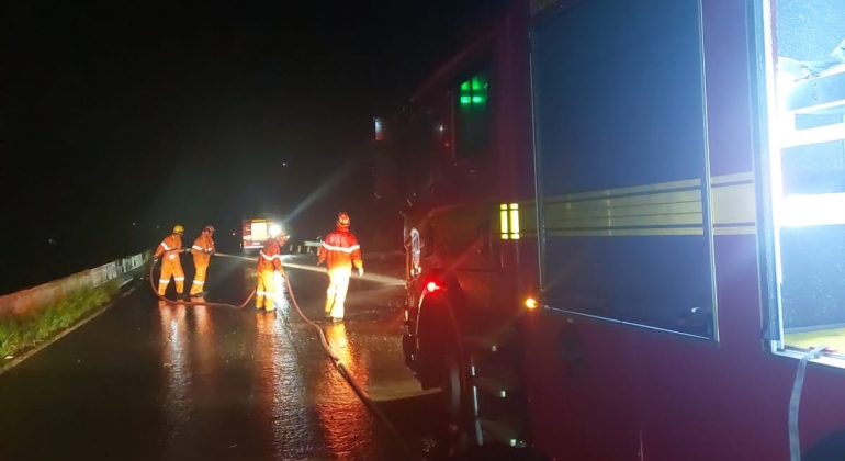 Veículo colide contra guard-rail na BR-354 e objeto precisa ser cortado pelo Corpo de Bombeiros 