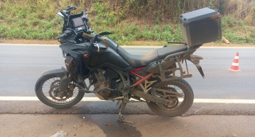 Colisão lateral entre moto e caminhonete deixa dois homens feridos na MGC-354