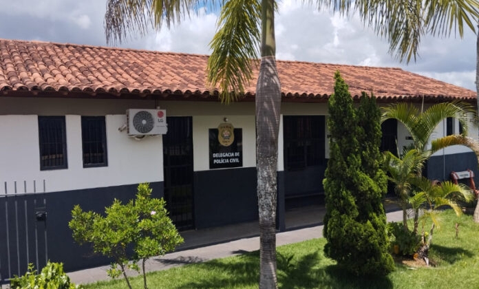 Homem é indiciado por sete crimes após invadir casa da ex e arrebentar portão com carro; em Rio Paranaíba