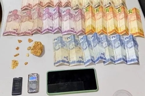 Homem preso por matar companheira em chácara na cidade de Patos de Minas foi autuado também por tráfico de drogas