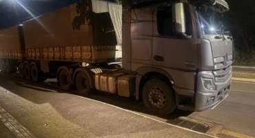 PM de Patrocínio recupera carreta com 62 toneladas de milho obtidas em golpe de estelionato