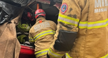 Motorista é socorrido após ficar preso às ferragens em acidente ocorrido na BR-365 próximo ao Café Patense 