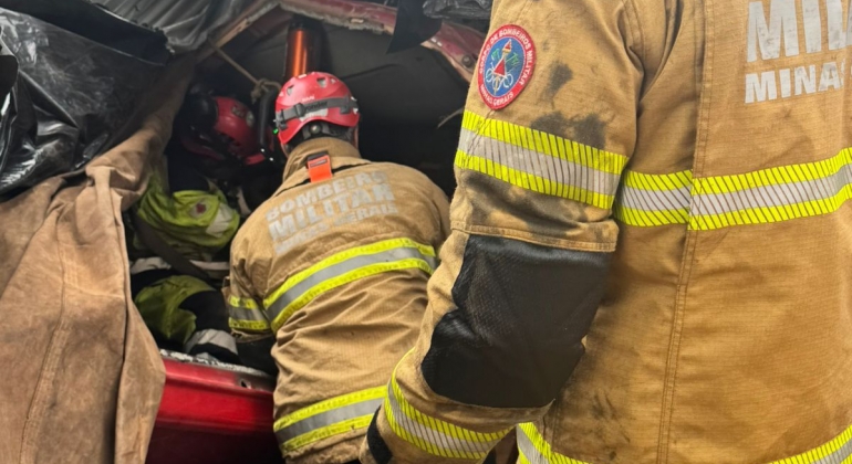 Motorista é socorrido após ficar preso às ferragens em acidente ocorrido na BR-365 próximo ao Café Patense 