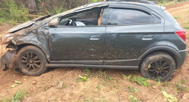 Condutor de 76 anos capota veículo após colisão durante ultrapassagem na MGC-354, em Patos de Minas