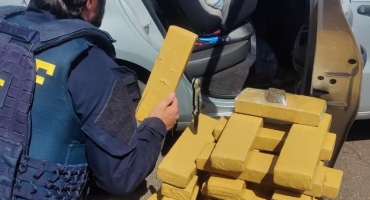 Casal que viajava com filho de 4 anos é preso pela PRF de Patos de Minas transportando grande quantidade de maconha 