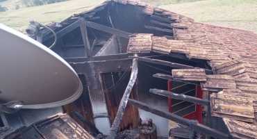 Homem deixa residência na zona rural de Lagoa Formosa minutos antes dela ser destruída por descarga elétrica