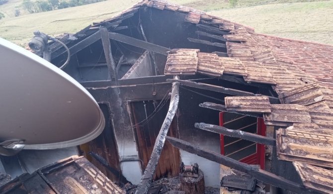 Homem deixa residência na zona rural de Lagoa Formosa minutos antes dela ser destruída por descarga elétrica