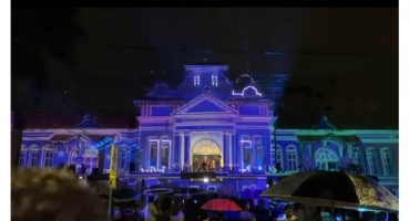 Mesmo debaixo de chuva Renascer Natalino transforma Centro de Patos de Minas em cenário mágico