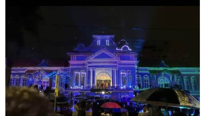 Mesmo debaixo de chuva Renascer Natalino transforma Centro de Patos de Minas em cenário mágico